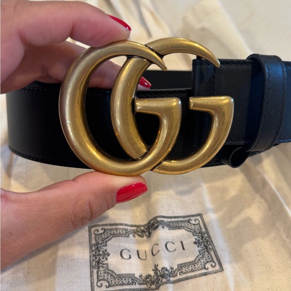 Gucci Black Leather Belt with Gold Buckle - Picture 2 of 3